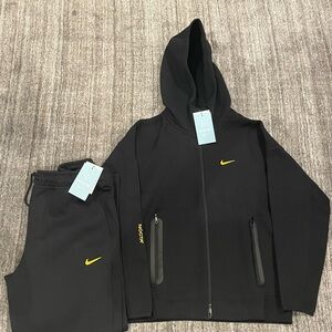NIKE x NOCTA TECH FLEECE SET
SIZE LARGE FITS MEDIUM